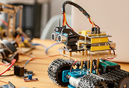 Joven ejecutiva entregando documentos de trabajo a un robot