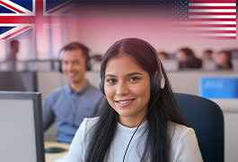 Joven certificada de diplomado en idioma inglés, con audífonos y frente a computadora trabajando en call center